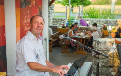 Zongorajáték a teraszon – Szalay Zsolt élőben 2026.07.04. 18:00 Huszár Vendéglő Örvényes